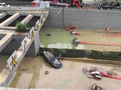 直击京广北路隧道排水：涉水车辆超两百，抽水机连抽两天仍未停