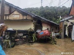 湖北随州暴雨：有镇区积水达到2.46米，电力、通讯正在抢修